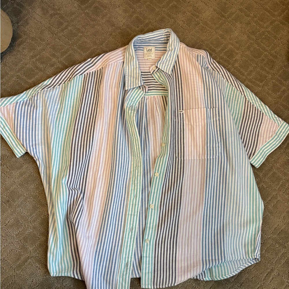 Super cute short sleeve Lee top